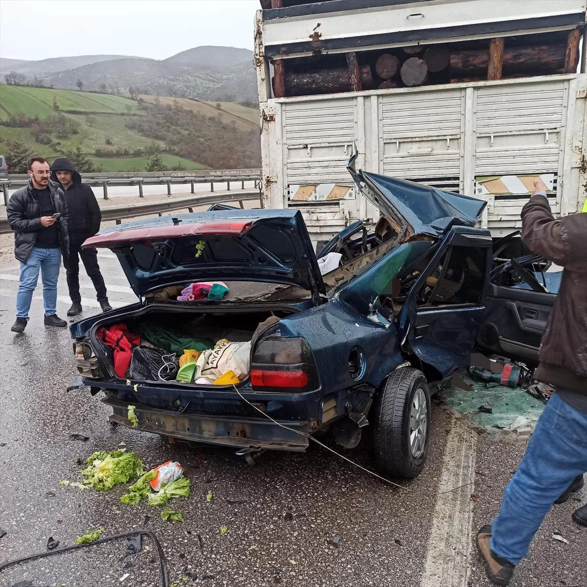 Balıkesir'de kamyona arkadan çarpan otomobildeki 2 kişi öldü, 6 kişi yaralandı