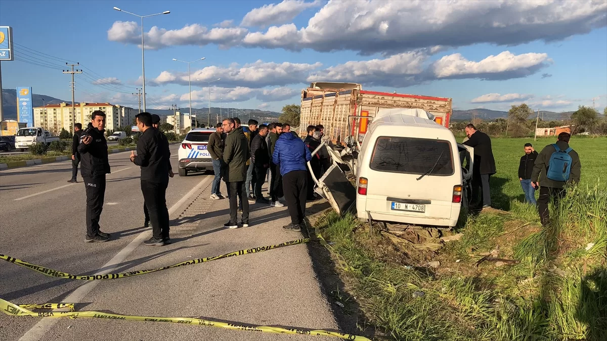 Balıkesir'de tıra çarpan panelvan minibüsteki 2 kişi öldü, 4 kişi yaralandı