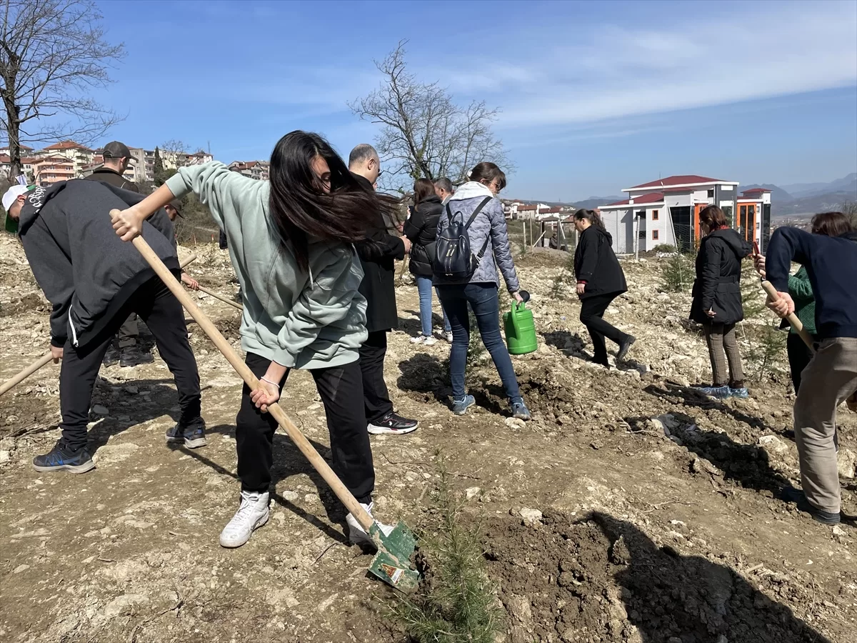 Batı Karadeniz ve Doğu Marmara'da, depremlerde ölenlerin anısına binlerce fidan dikildi