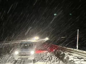 ERZURUM (AA) – Bayburt-Erzurum kara yolu, yoğun kar yağışı ve