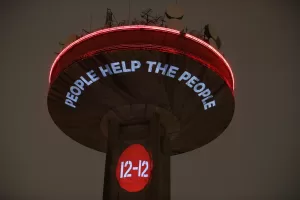 - Ülkedeki birçok radyo kanalı, depremin birinci ayında Hadise'nin de