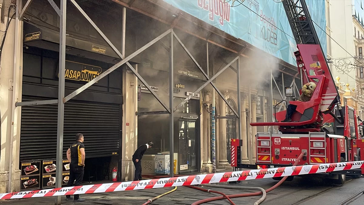 Beyoğlu'nda 3 katlı binada çıkan yangına müdahale ediliyor