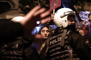 İSTANBUL (AA) – Beyoğlu'nda izinsiz gösteri düzenleyen ve polis barikatına