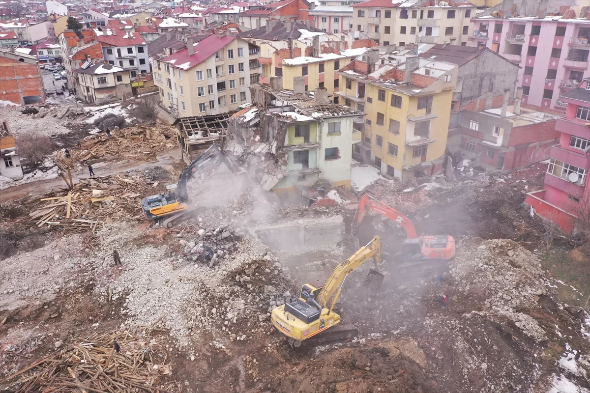 Bolu Gerede'de fay hattı üzerinde olduğu belirlenen yapıların yıkım işlemleri sürüyor