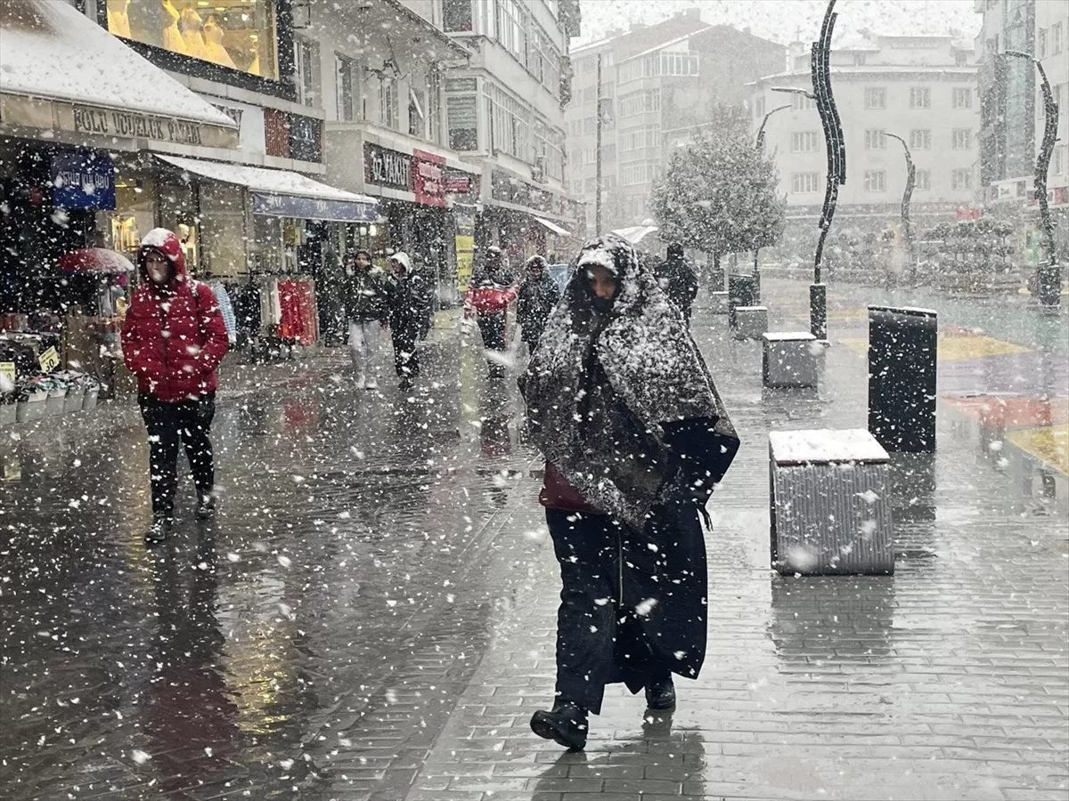 Bolu'da kar yağışı etkili oluyor