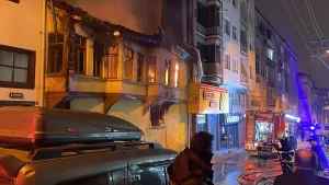 BURSA (AA) – Bursa'da yangın çıkan iki katlı ahşap ev,