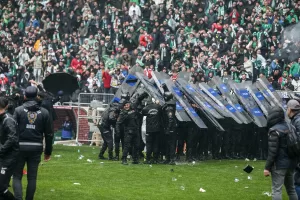 - Olaylar nedeniyle zaman zaman duran maçı ev sahibi Bursaspor