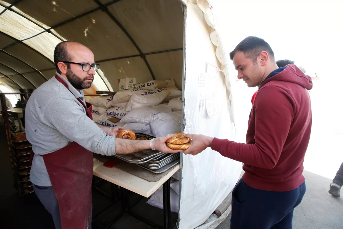 Çadırda kurulan fırında simit ve poğaçalar depremzedeler için pişiyor