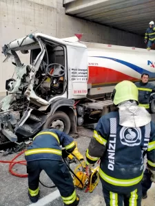 DENİZLİ (AA) – Denizli'nin Honaz ilçesinde yakıt tankeri ile 2