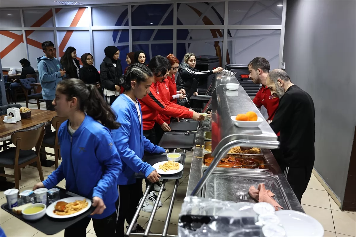 Deprem bölgesinden Ankara'ya gelen hentbolcular, iftarda buluştu