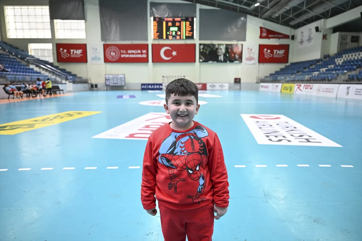 Depremzede hentbolcu annenin minik oğlu Yiğit Efe, takımın maskotu oldu