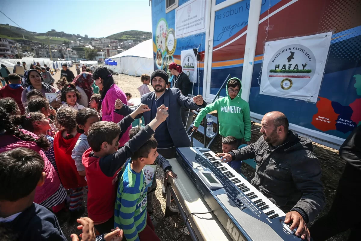 Depremzede müzisyen, ailesiyle kaldığı çadır kentte çocuklar için org çalıyor