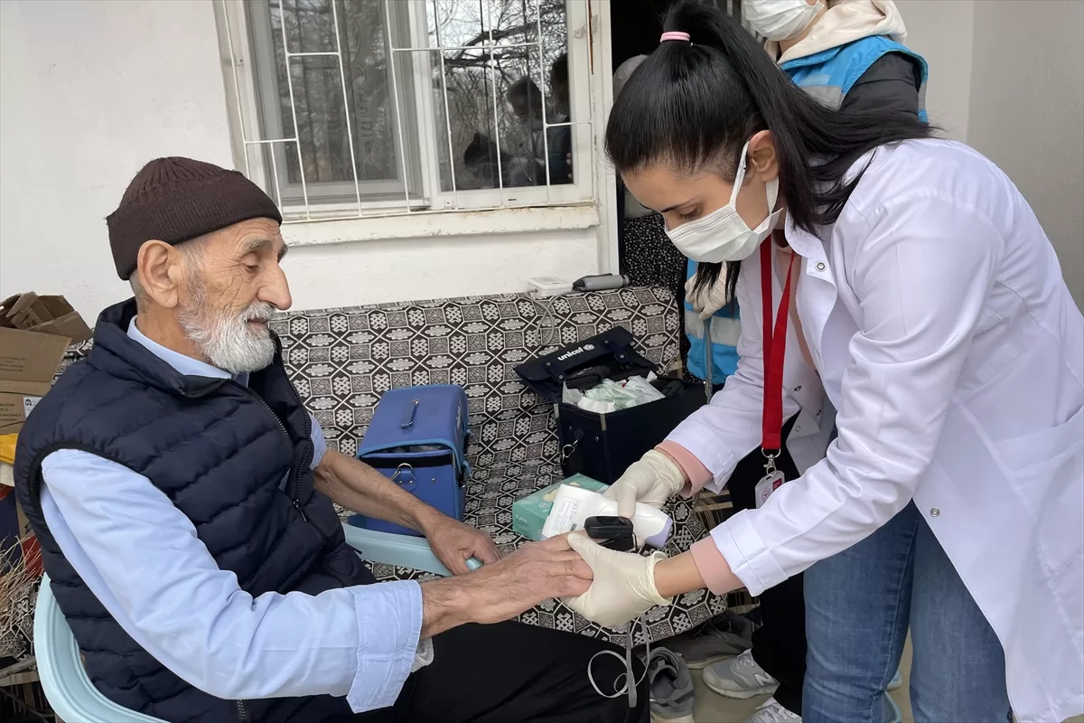 Elazığ'daki gönüllü doktor ve hemşirelerden kırsaldaki depremzedelere gezici sağlık hizmeti