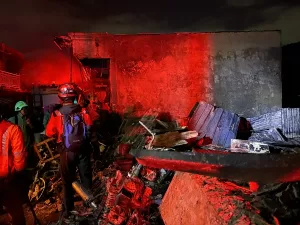 - Çevredeki binalara da sıçrayan yangın nedeniyle bölgedeki binlerce kişinin