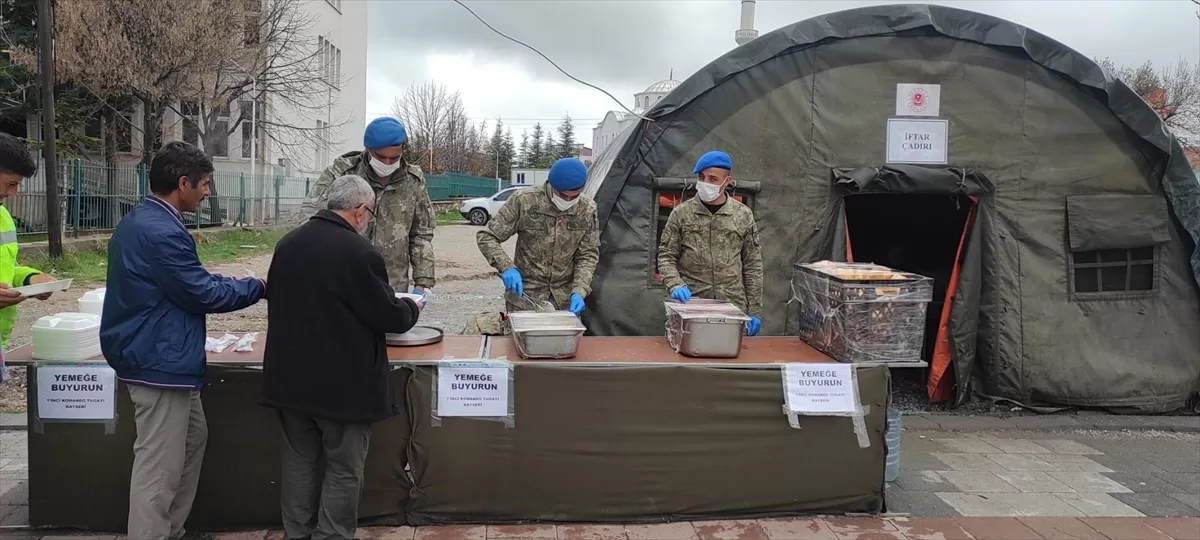 Erciyes'in “mavi berelileri” depremzedelerin yaralarını sarıyor