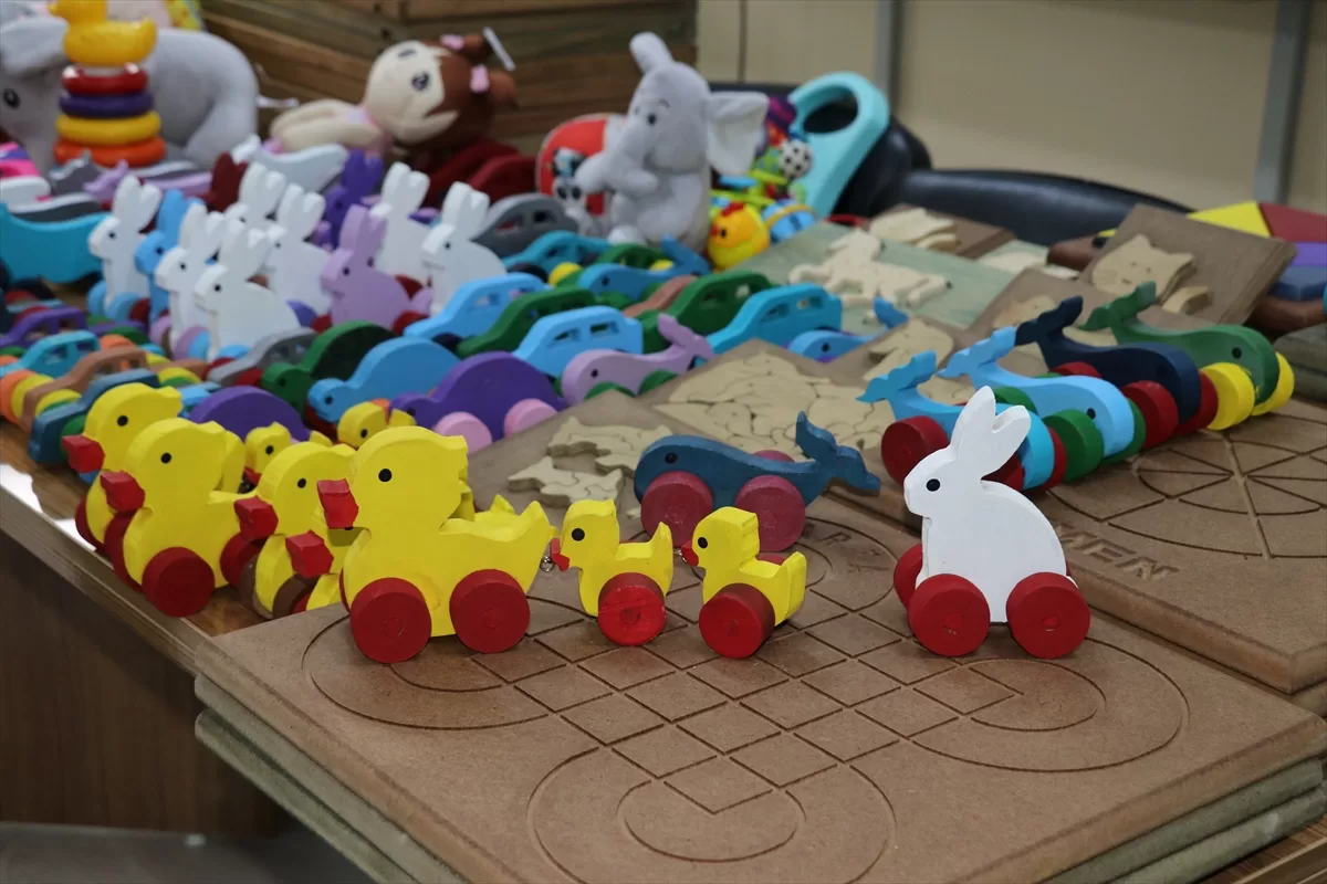 Erzincan'da meslek lisesi öğrencileri depremzede çocuklar için oyuncak üretiyor