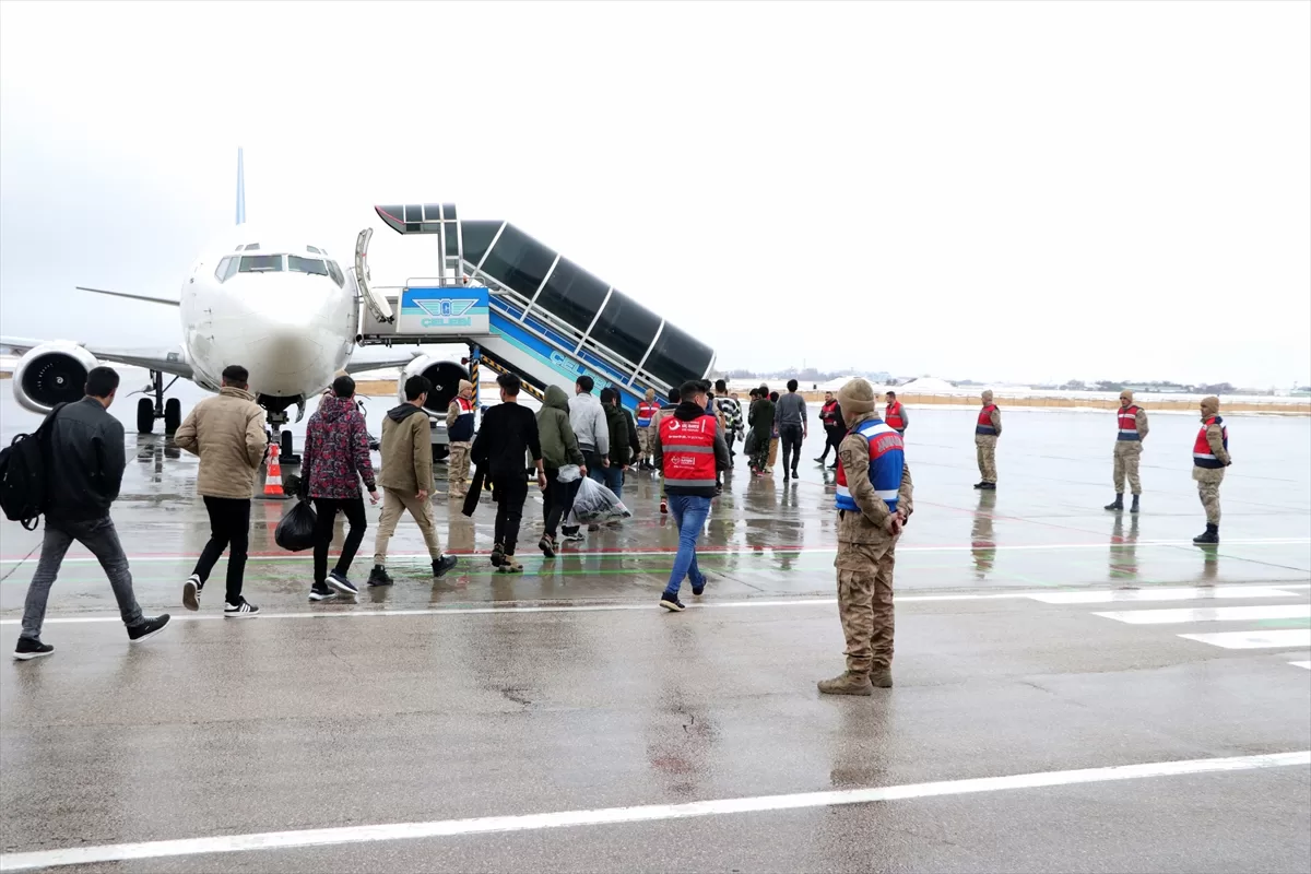 Erzurum'dan Afganistan uyruklu 136 düzensiz göçmen ülkelerine gönderildi