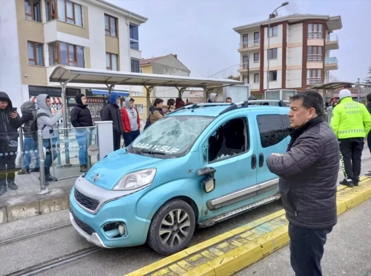 Eskişehir'de hafif ticari aracın çarptığı lise öğrencisi öldü