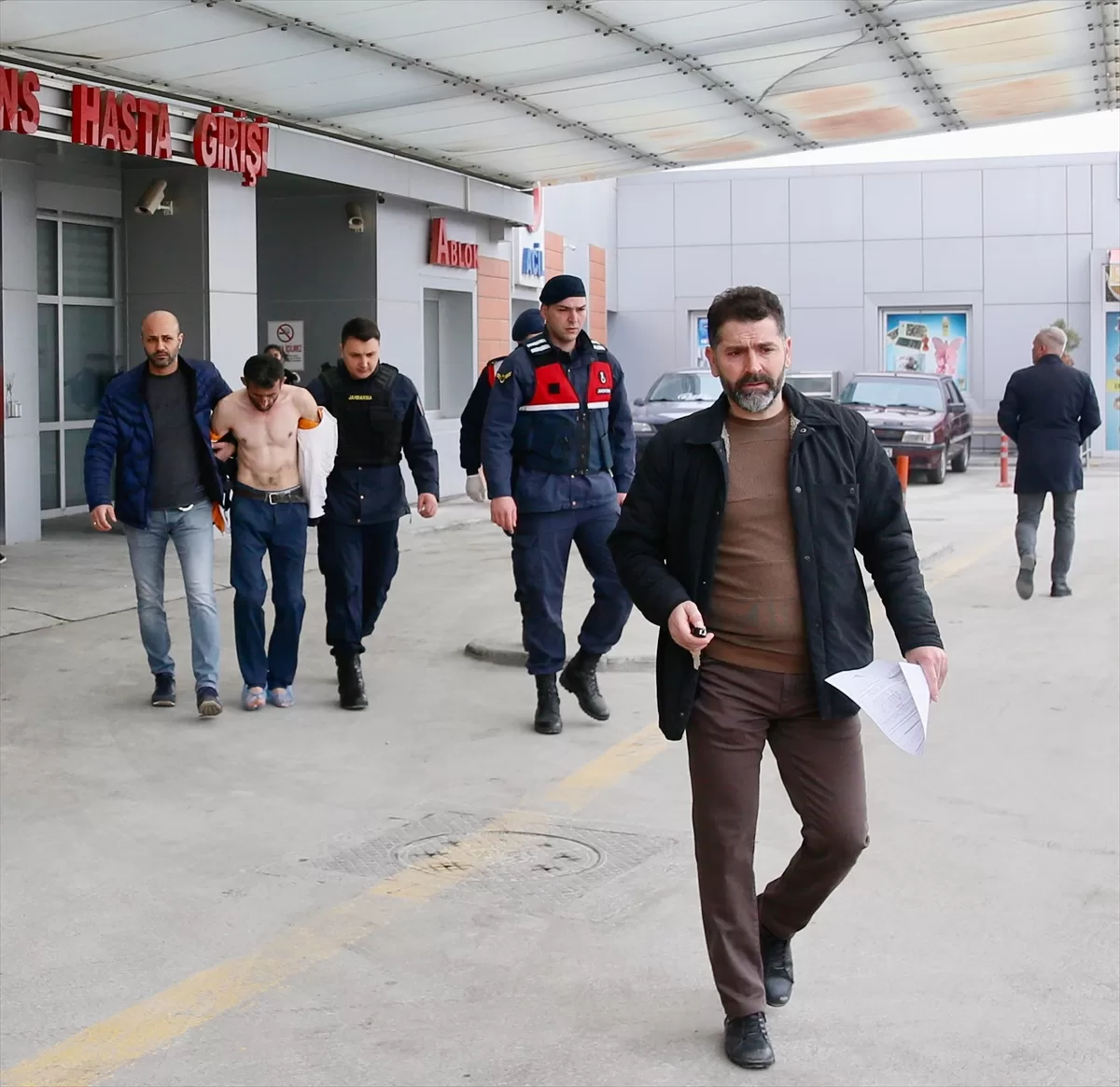 Eskişehir'de jandarmadan kaçan silahlı şüpheli, özel harekat destekli operasyonda yakalandı