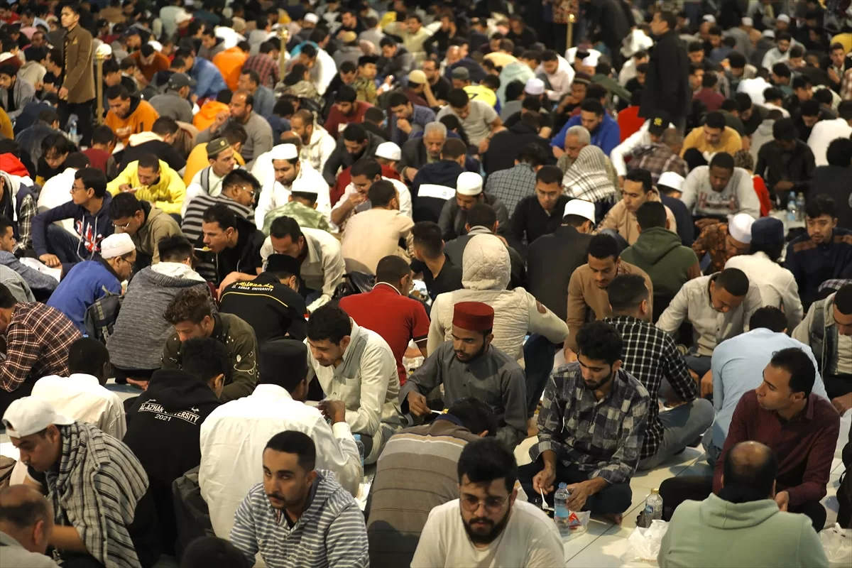 Ezher Kurumu her gün 4 bin yabancı öğrenciye iftar veriyor