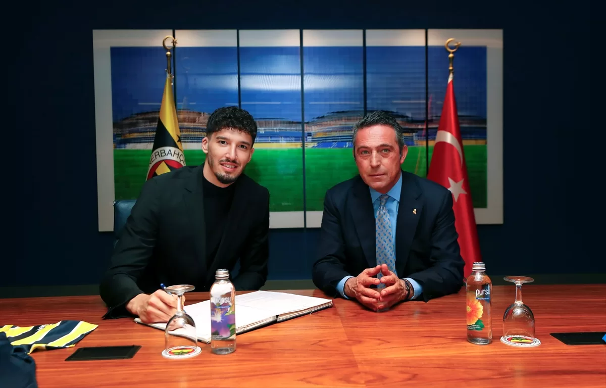 Fenerbahçe'de milli kaleci Altay Bayındır için imza töreni düzenlendi