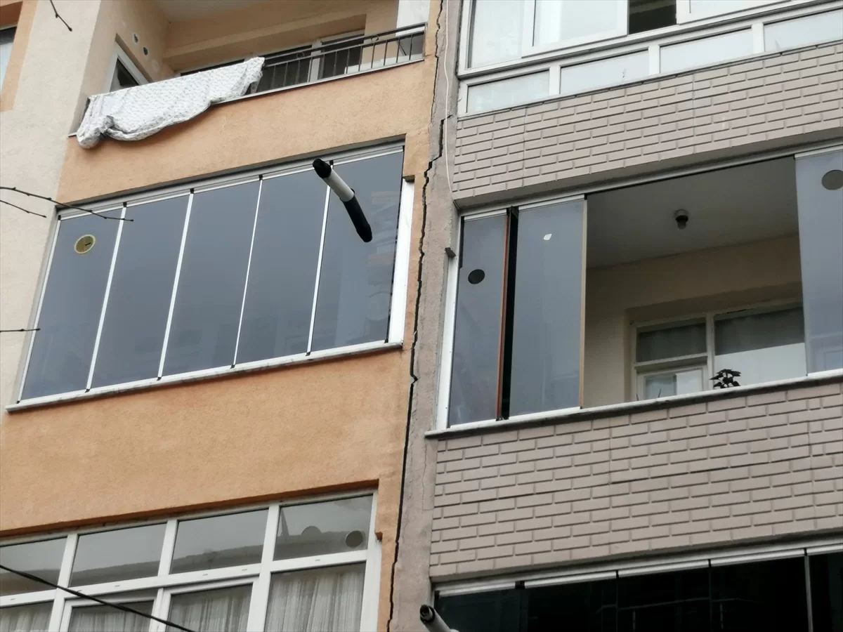 Gaziosmanpaşa'da bir bina oluşan çatlaklar nedeniyle boşaltıldı