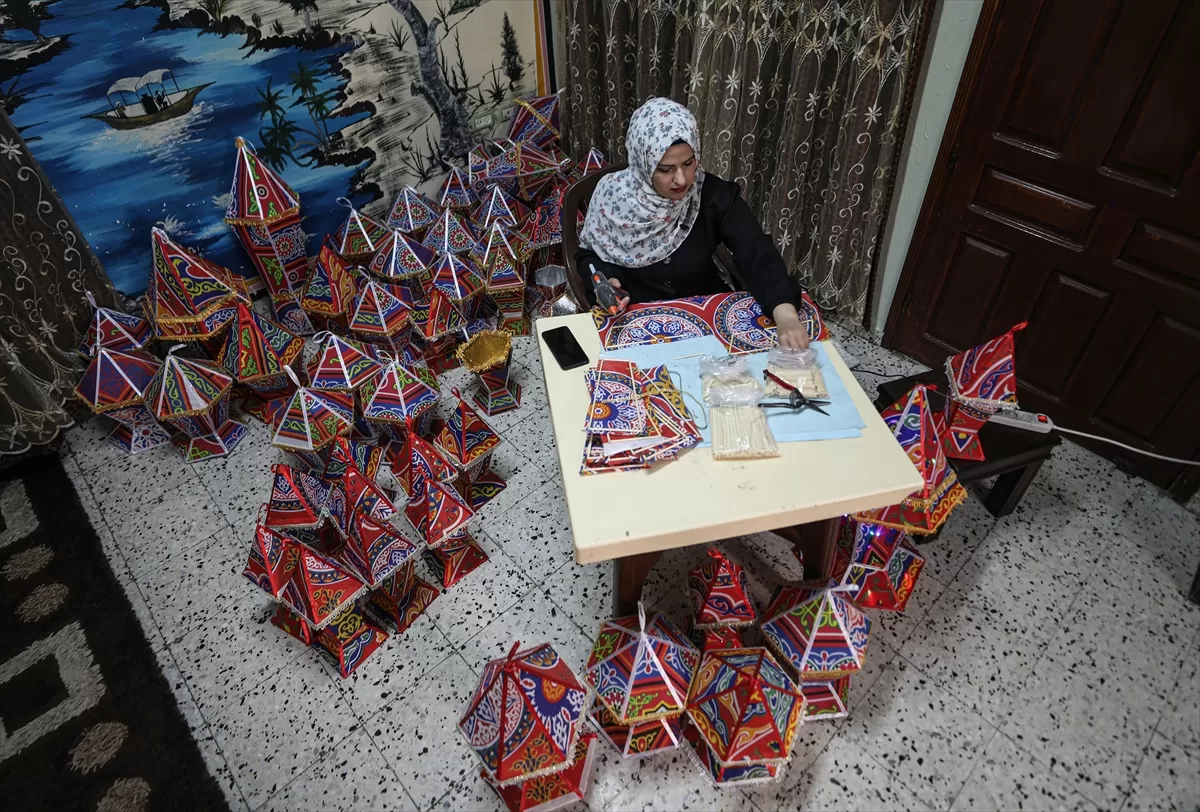 Gazze'de yoğun mesaiyle hazırlanan “ramazan fenerleri” evlere renk katıyor