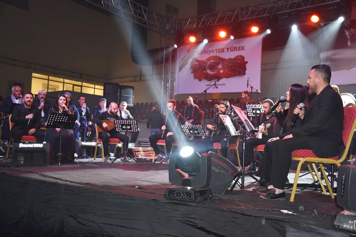 Hakkari'de depremzedelerin yararına “dayanışma konseri” düzenlendi