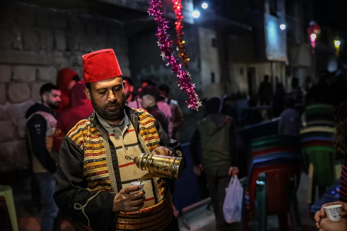 Halep'de enkaz haline gelen evlerin arasında toplu iftar