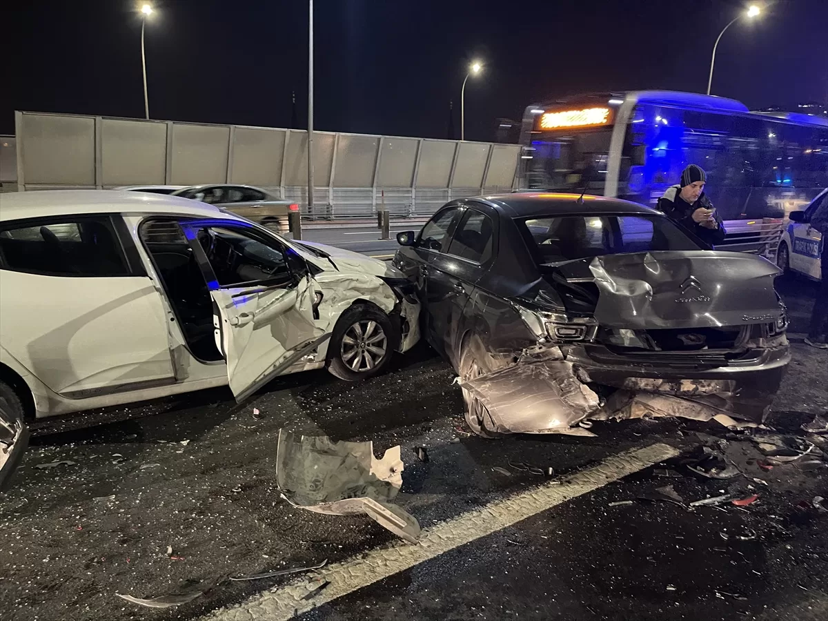 İSTANBUL (AA) – Haliç Köprüsü'nde ambulansın da aralarında bulunduğu 4