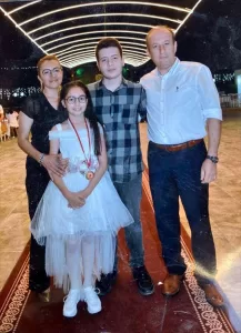 DÜZCE (AA) – ÖMER ÜRER – Hatay'da yıkılan evlerinin enkazında