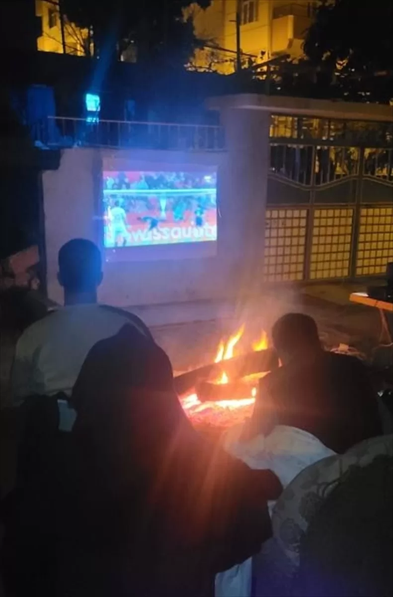 Hatay’da depremzede kardeşler, çadırda kalanlara, Sevilla-Fenerbahçe maçını projektörle izletti