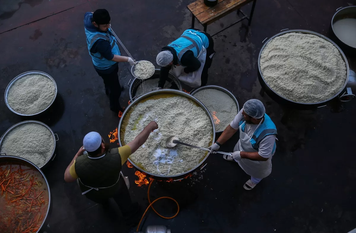 Hatay'da depremzedeler için dev kazanlarda Özbek pilavı pişiriliyor