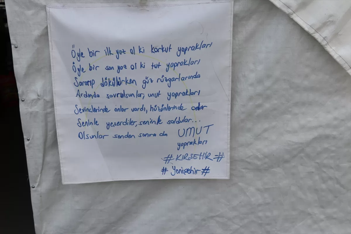 Hatay'da yardım ekiplerinin çadırlara yazdığı notlar depremzedelere moral oluyor