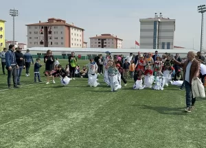 IĞDIR (AA) – Iğdır'da konaklayan depremzede ailelerin çocuklarına moral verilmesi