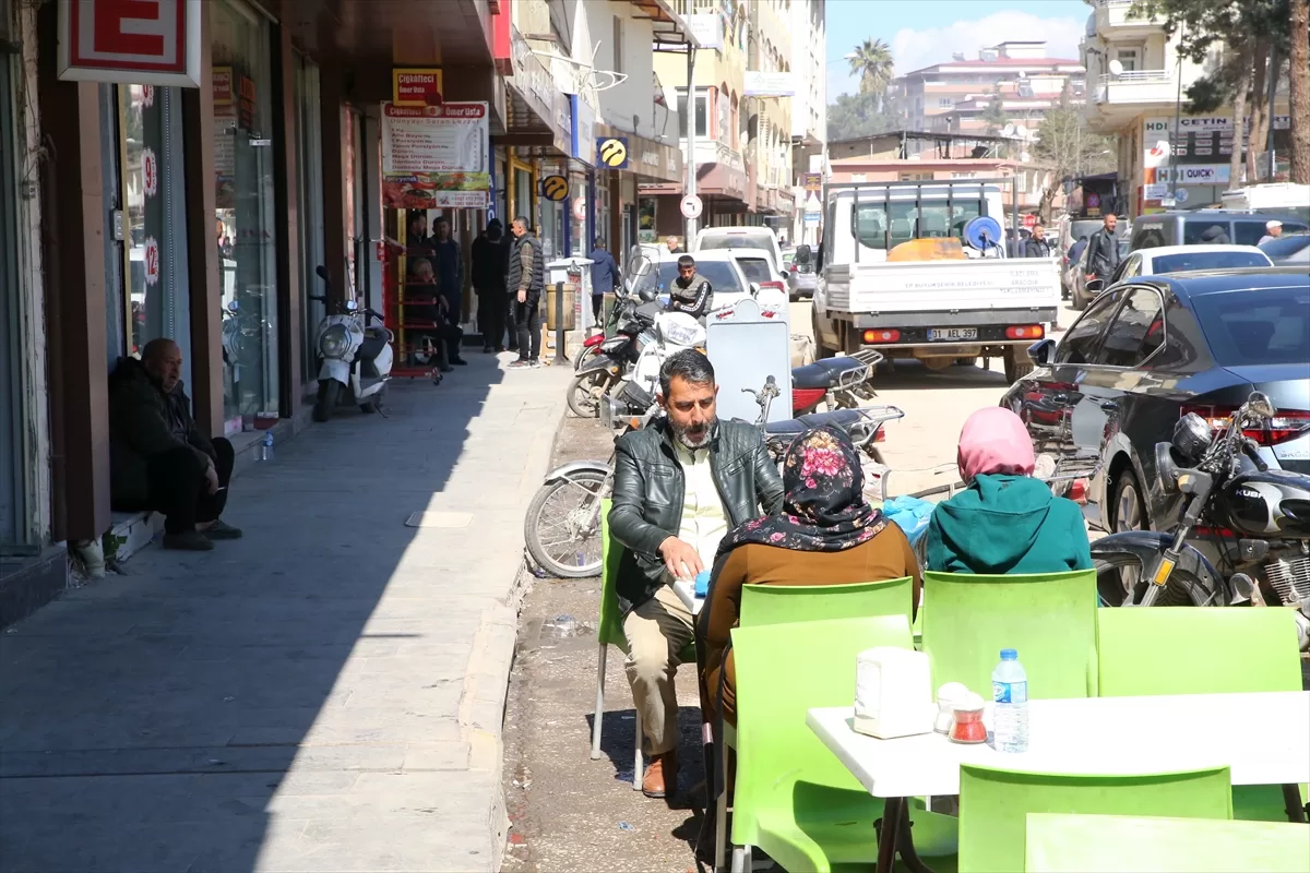 İslahiye'de esnaf depremin ardından tek tek iş yerini açıyor