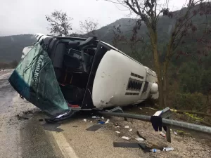 ISPARTA (AA) – Isparta'da yolcu otobüsünün devrilmesi sonucu 8 kişi