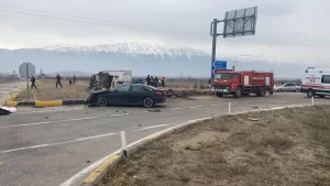 ISPARTA (AA) – Isparta'nın Senirkent ilçesinde otomobil ile minibüsün çarpışması
