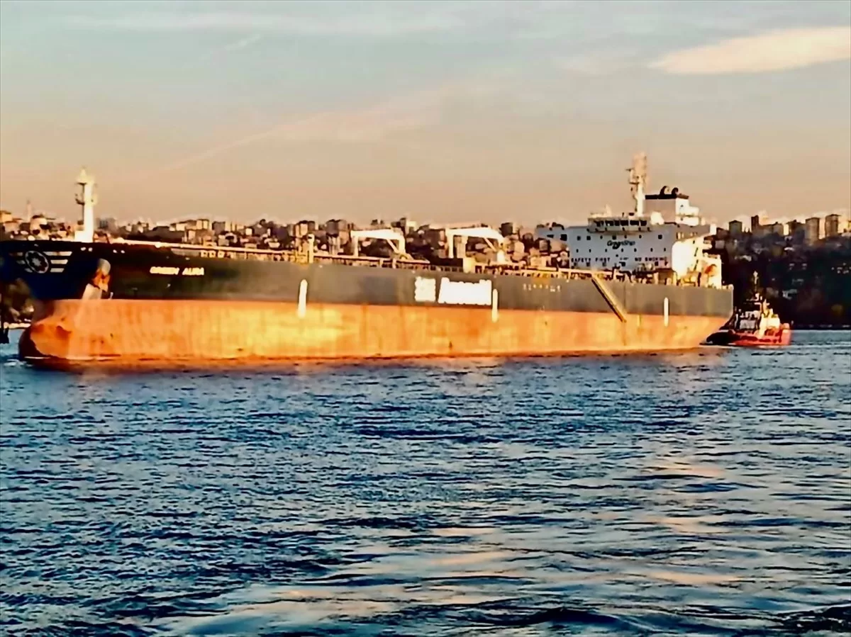 İstanbul Boğazı’nda arızalanan tanker kurtarıldı