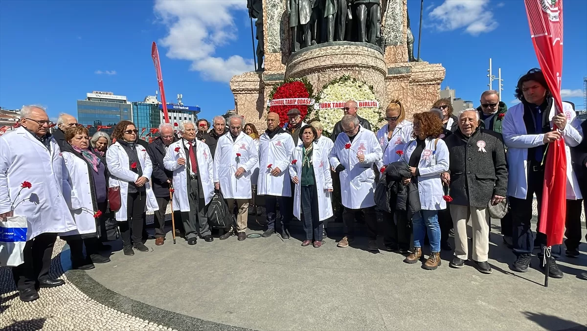 İstanbul Tabip Odası, Taksim Cumhuriyet Anıtı'na çelenk bıraktı