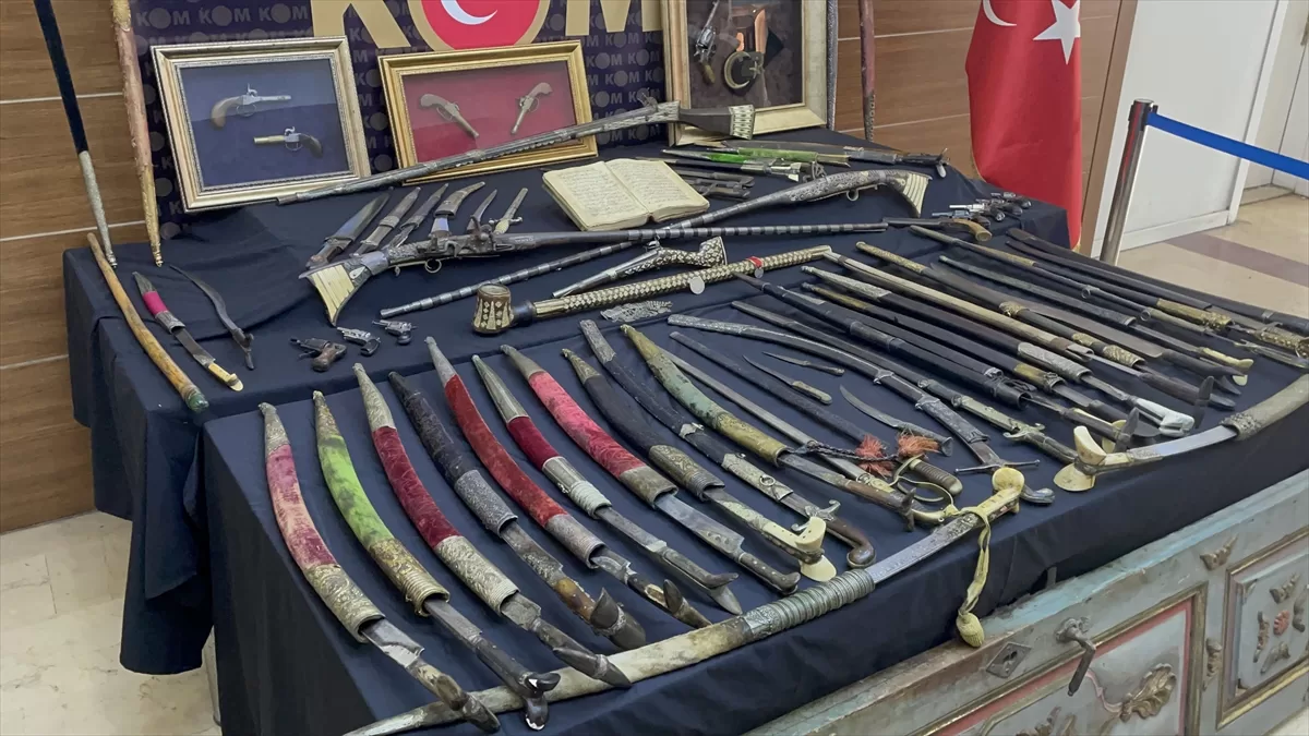 İstanbul'da tarihi eser niteliği taşıyan kılıç ve silahlar ele geçirildi