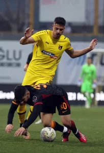 - Geliri depremzedelere bağışlanan maçta, tribünden deprem bölgesindeki çocuklar için