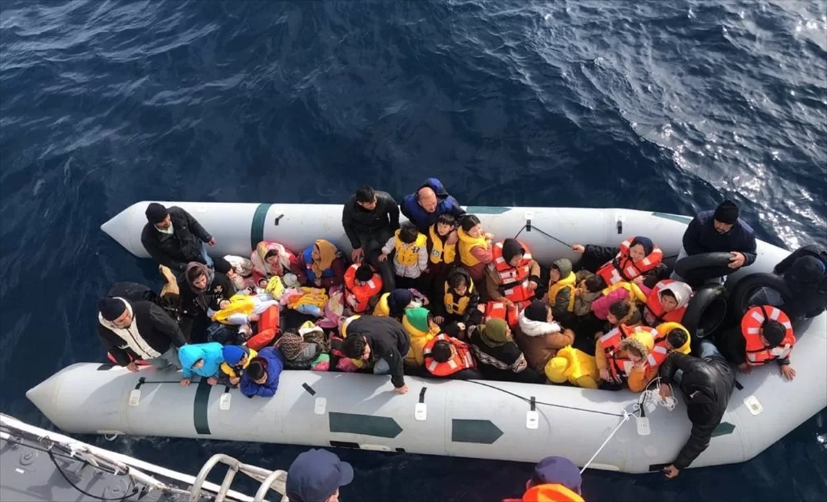İzmir açıklarında 53 düzensiz göçmen kurtarıldı