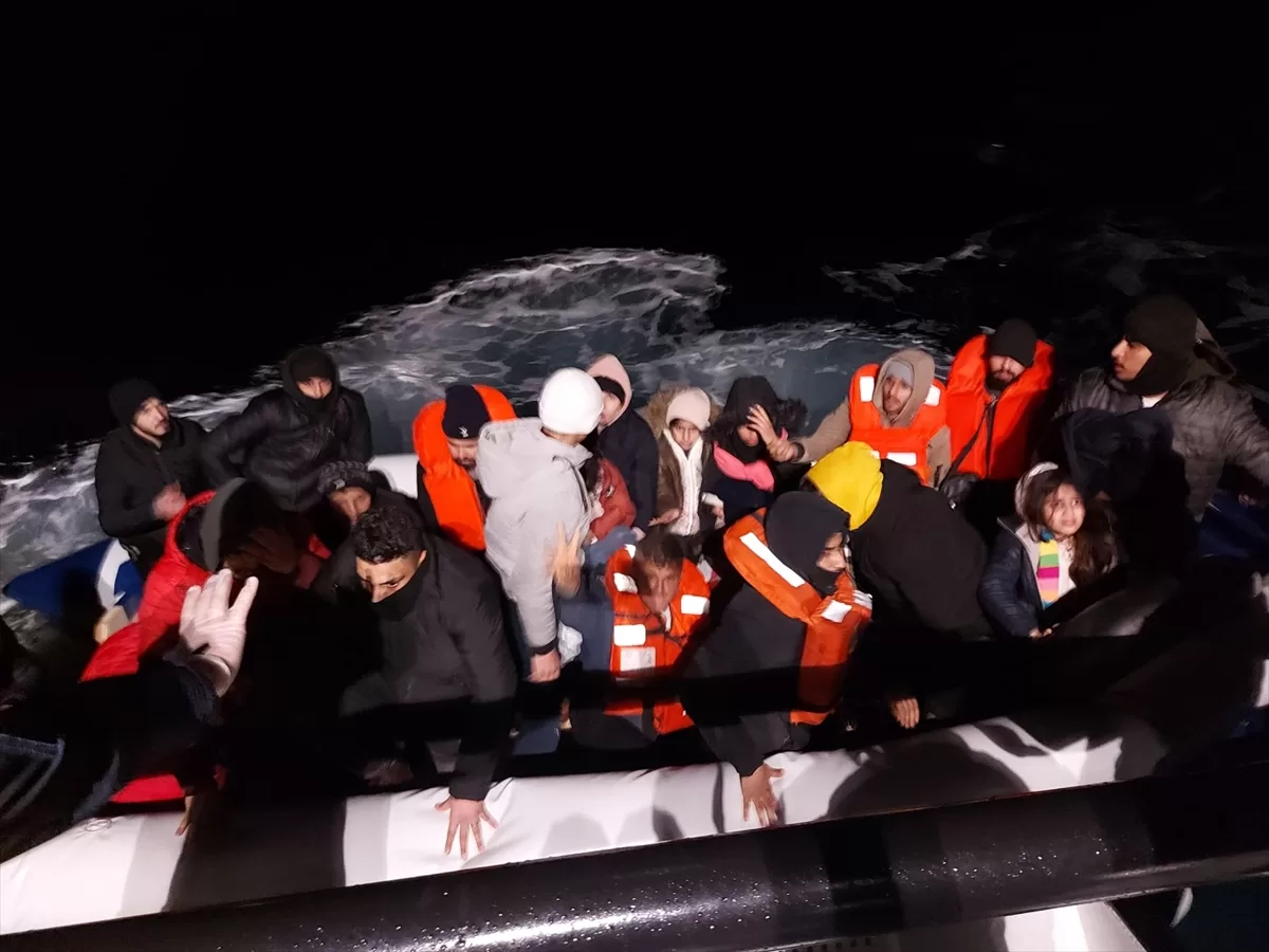 İzmir açıklarında sürüklenen botlardaki 80 düzensiz göçmen kurtarıldı