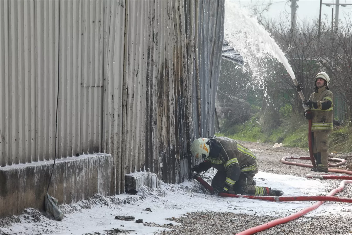 İzmir'de geri dönüşüm tesisinde çıkan yangın kontrol altına alındı
