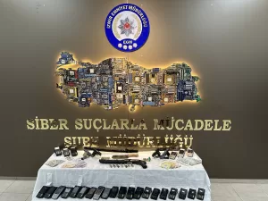 - Şüphelilerin, işlettikleri alkollü eğlence mekanlarına gelen müşterilerin kredi kartlarını