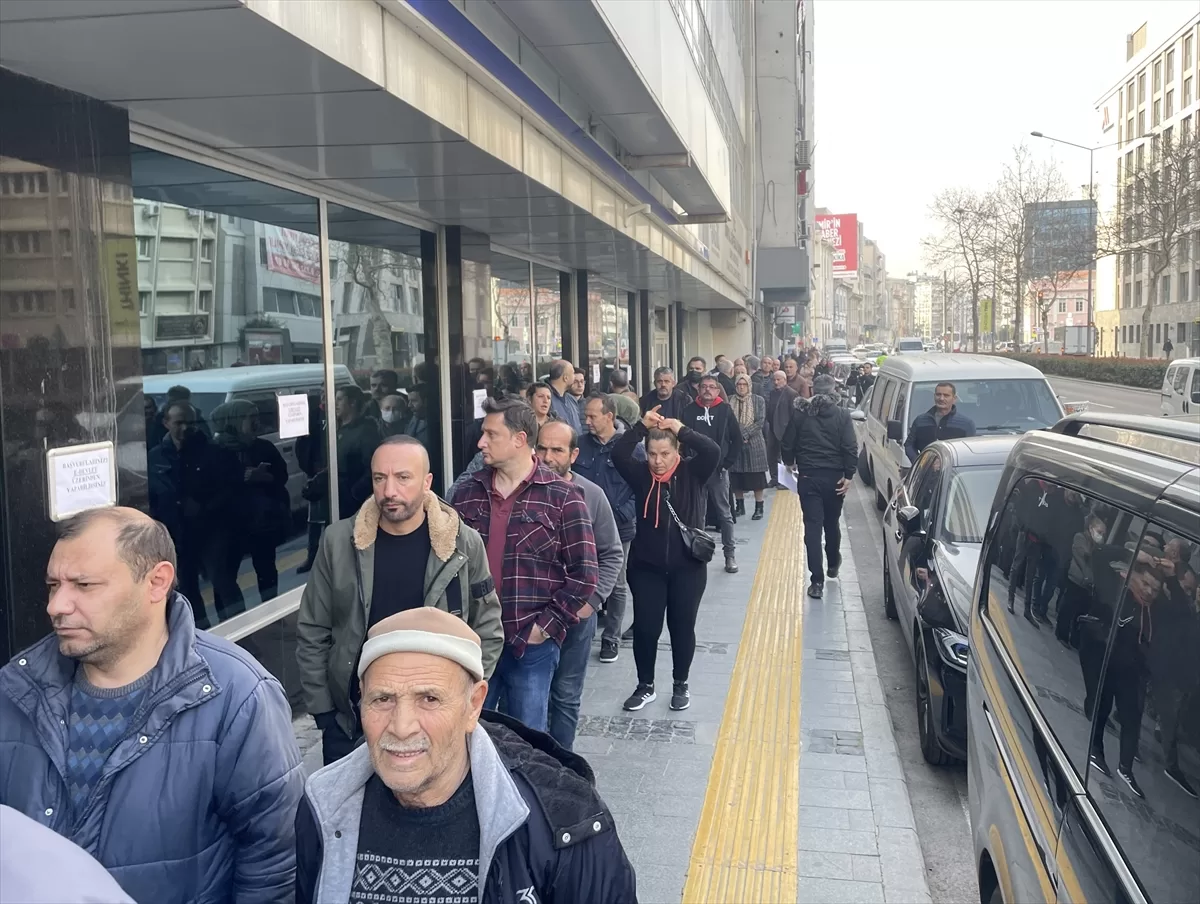 İzmir'deki SGK merkezlerinde “EYT” yoğunluğu