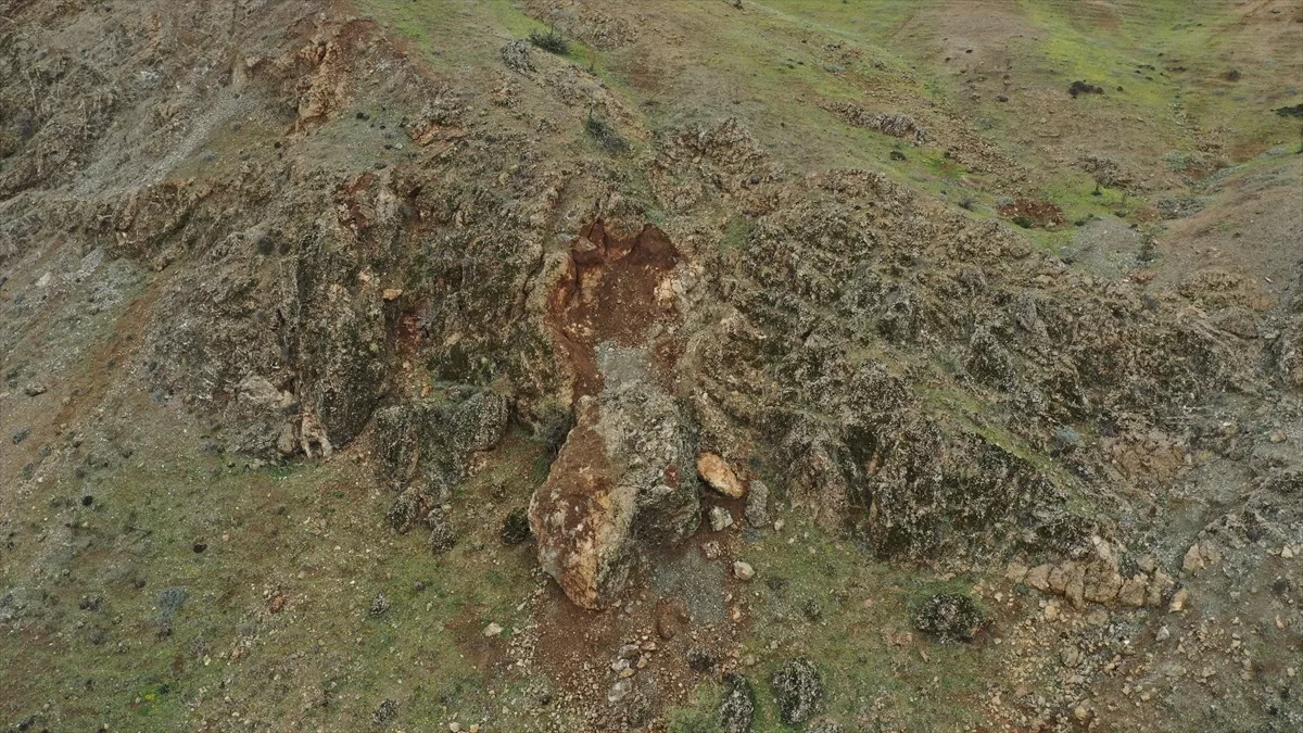 Kahramanmaraş'ta depremde dağdan kopan kaya parçaları bağlantı yollarına da zarar verdi