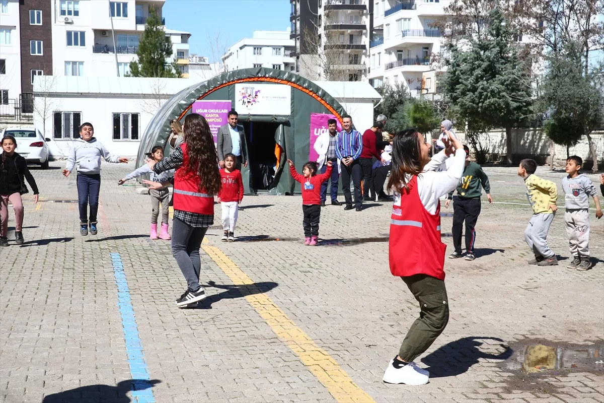 Kahtalı gönüllü gençler ile çocuklar depremin yaralarını el ele sarıyor