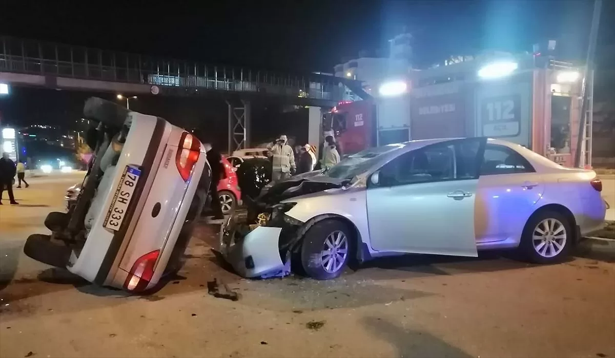 Karabük'te bariyerlere çarparak havalanan otomobil, başka bir otomobilin üstüne düştü